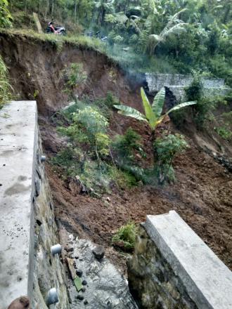 Diterjang Longsor Saluran Irigasi Pertanian Dusun Sumber